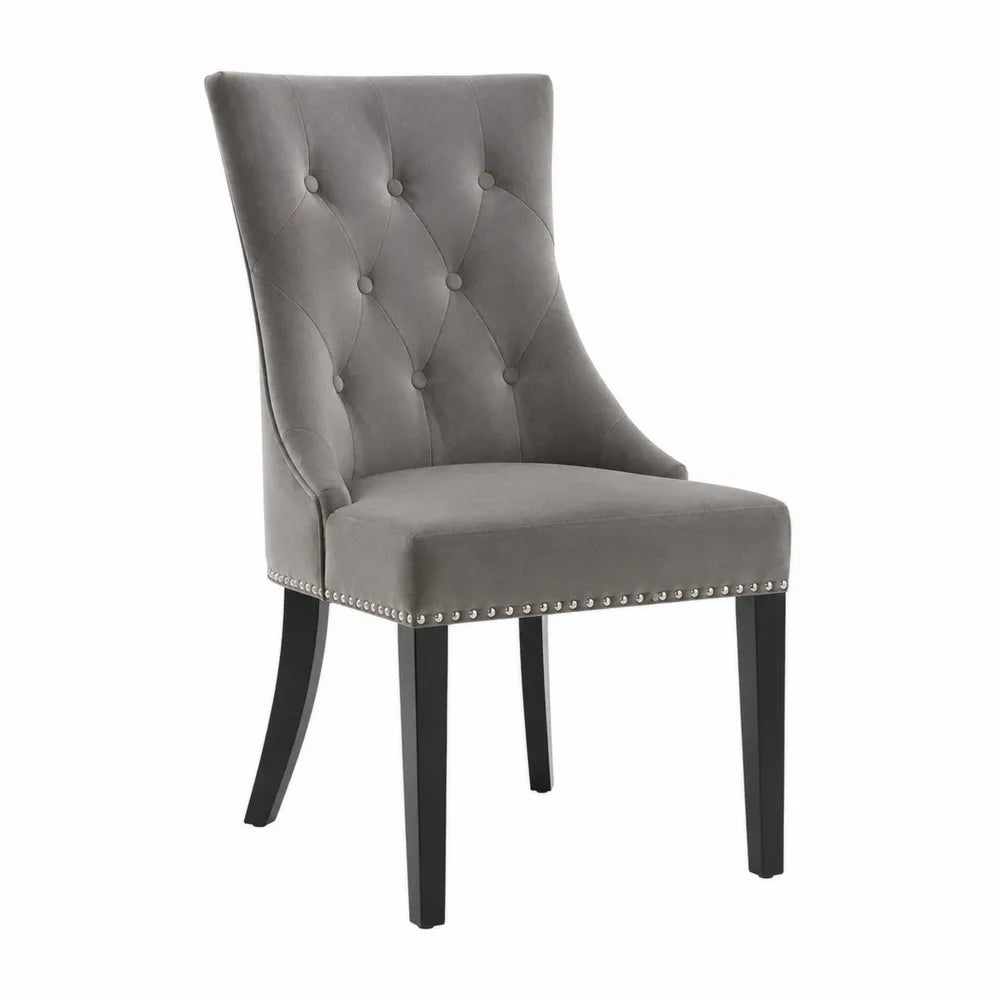Chaise de salle à manger en velours polyester gris dossier capitonné sans accoudoirs pieds en bois noir clous décoratifs argentés 98 cm x 55 cm x 62 cm